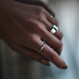 <tc>single baguette moissanite ring</tc>