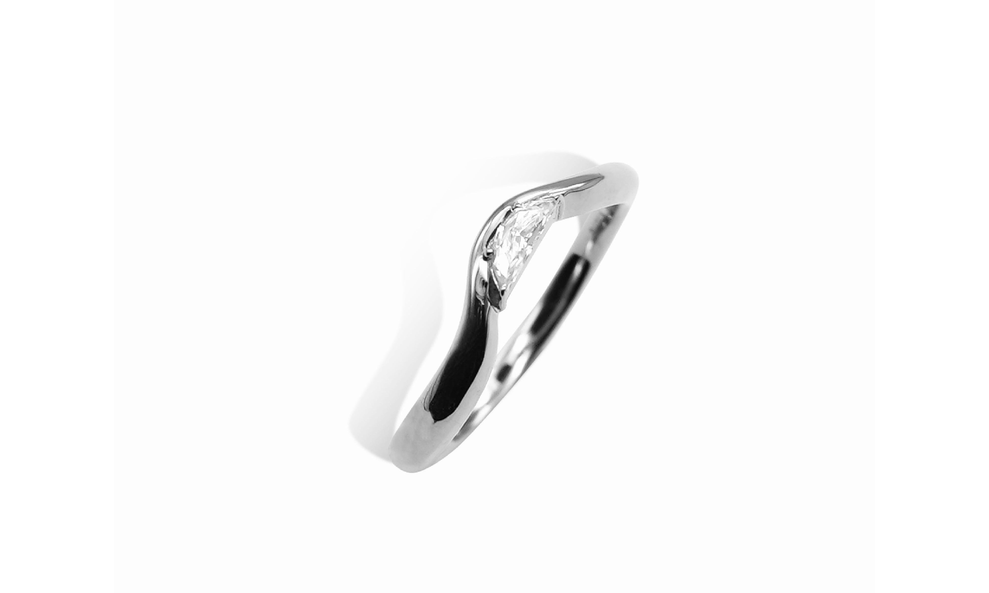 Half Moon curva ring.