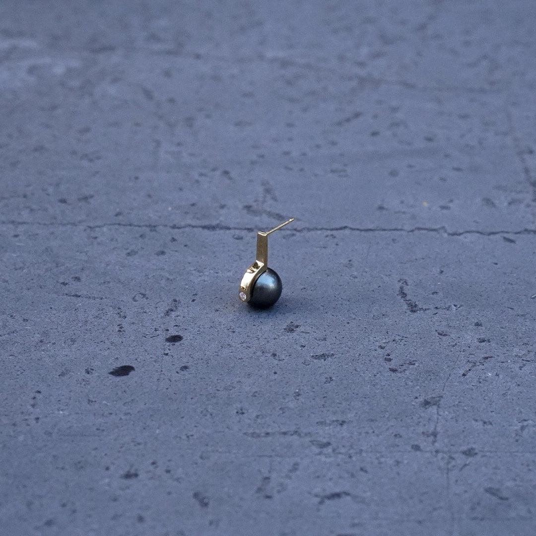 String black-lip Pearl Earring.