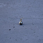 String black-lip Pearl Earring.
