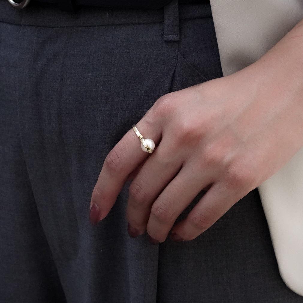 String black-lip Pearl Ring.
