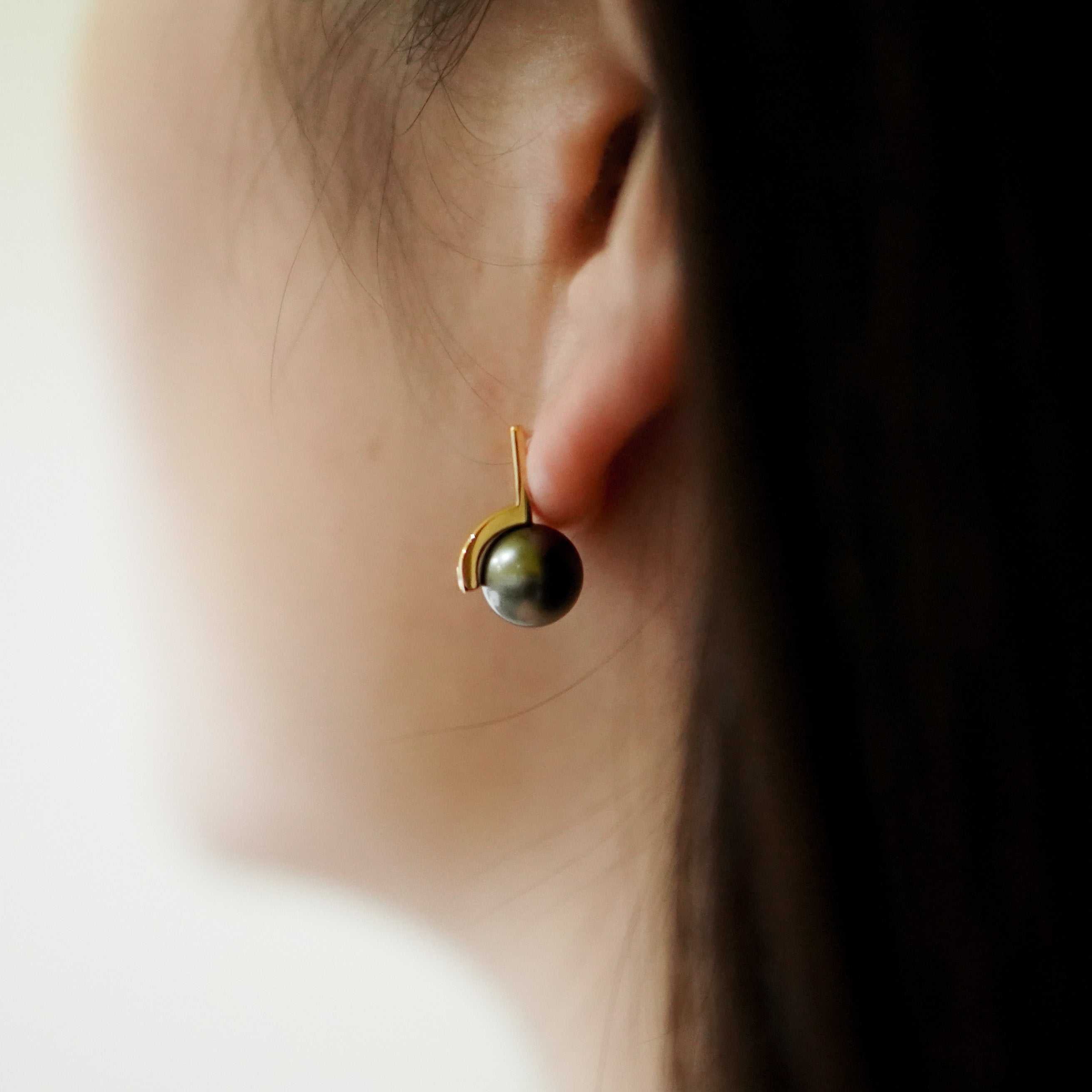 String black-lip Pearl Earring.