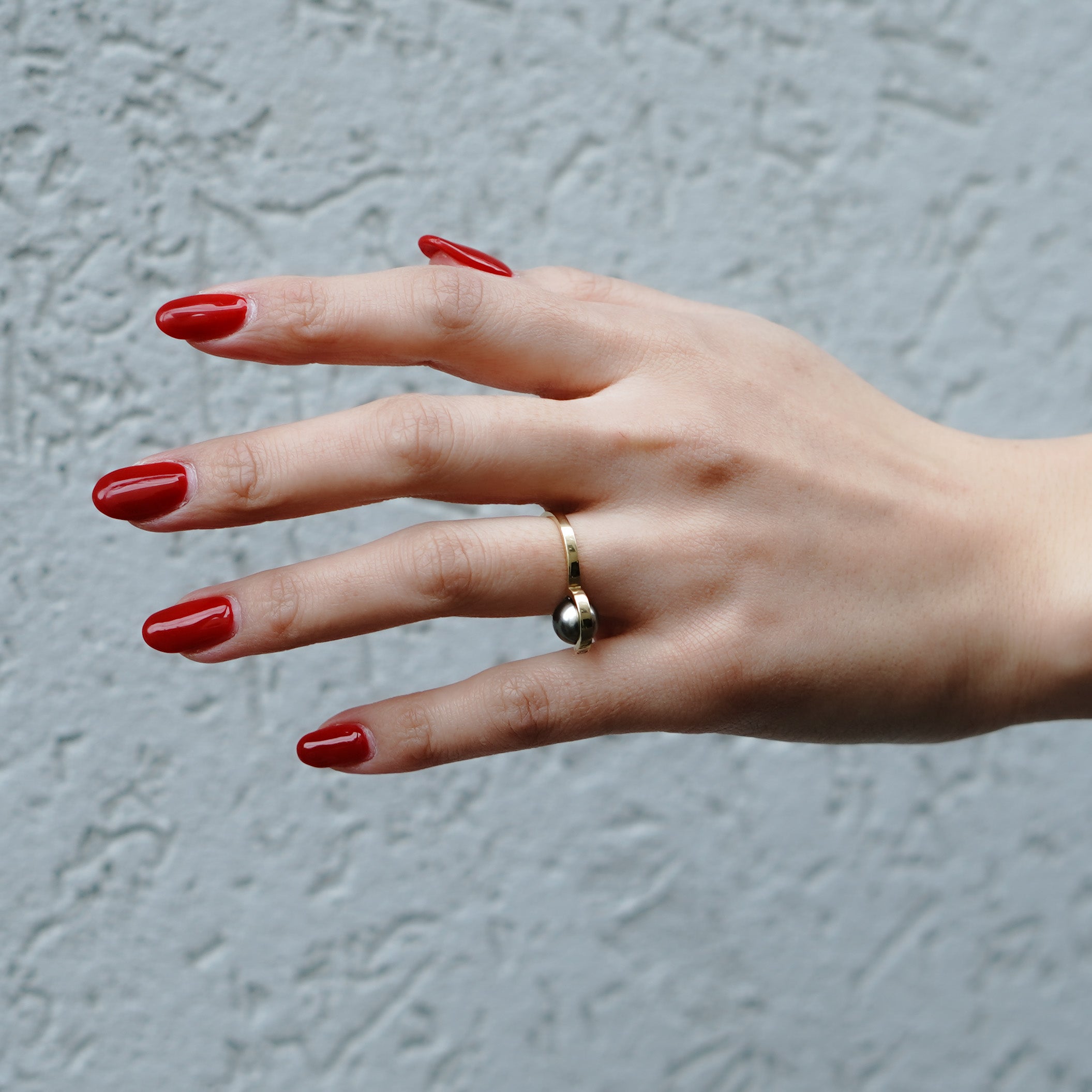 String black-lip Pearl Ring.
