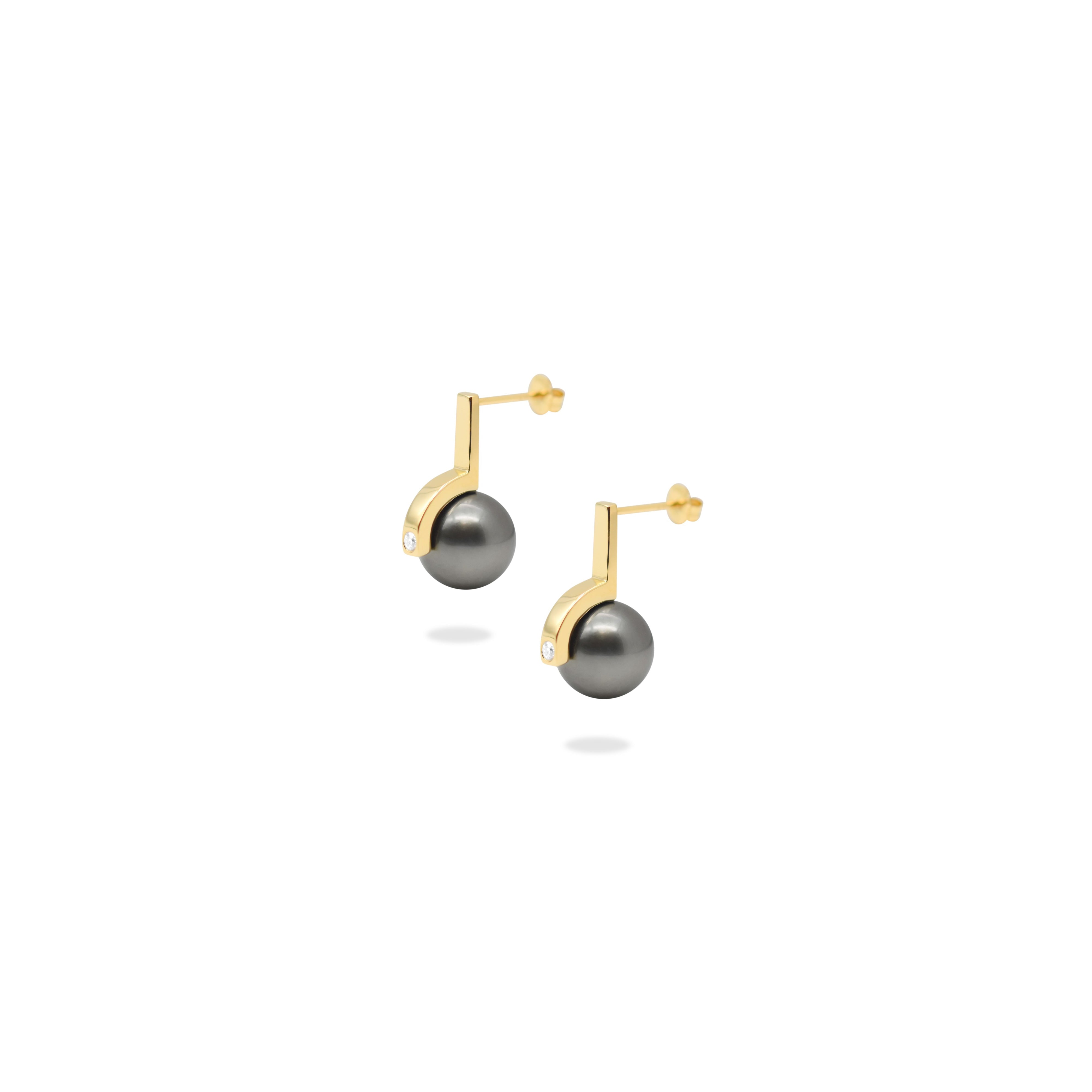 String black-lip Pearl Earring.