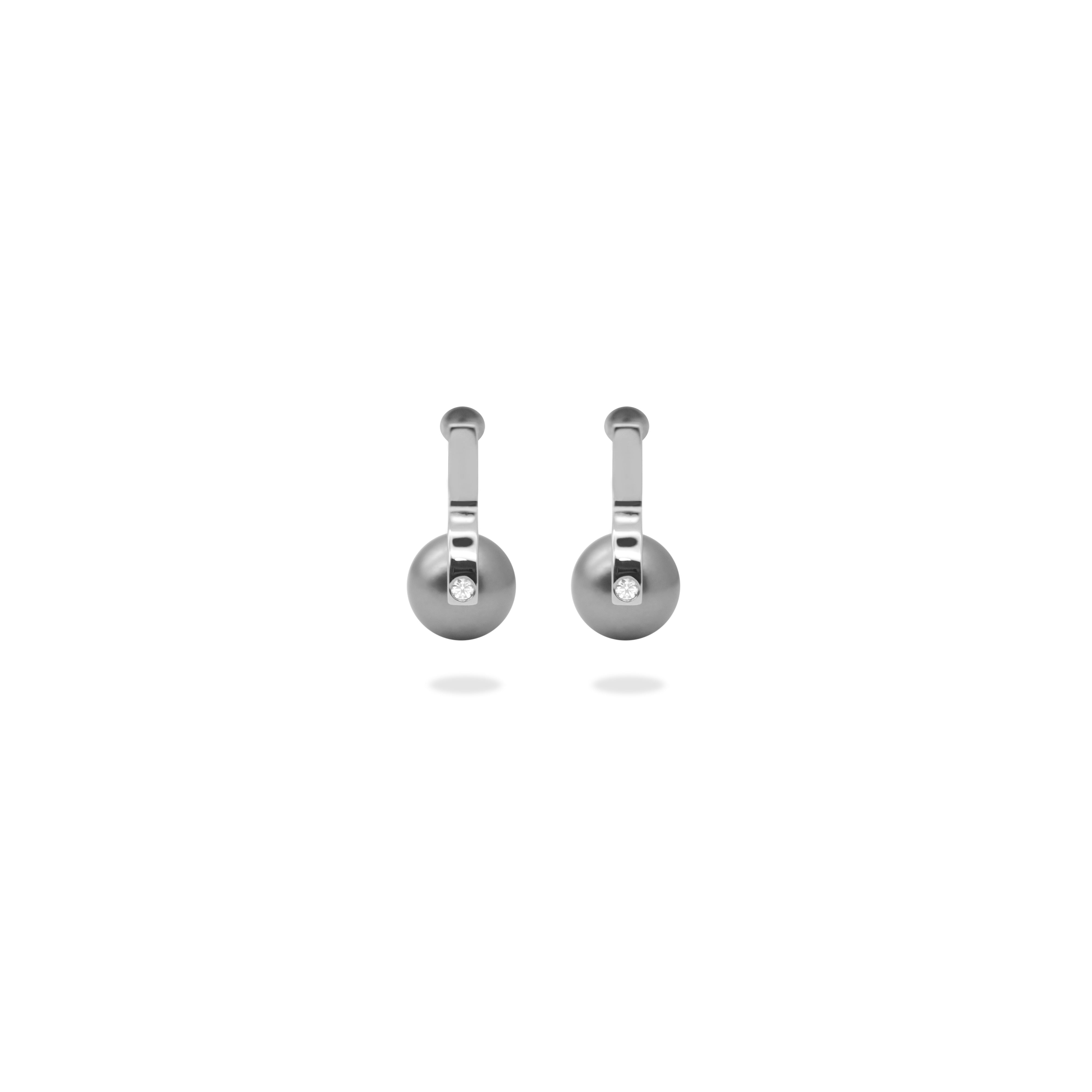 String black-lip Pearl Earring.