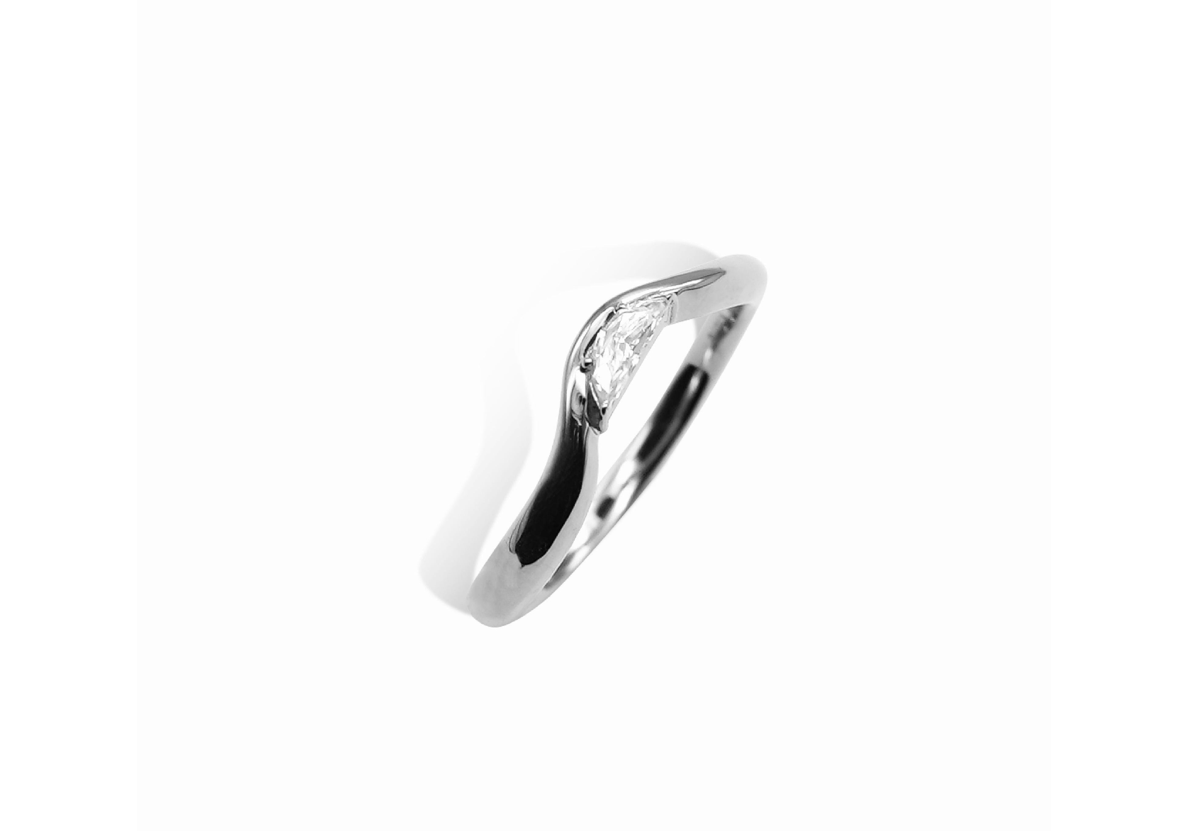 Half Moon curva ring.