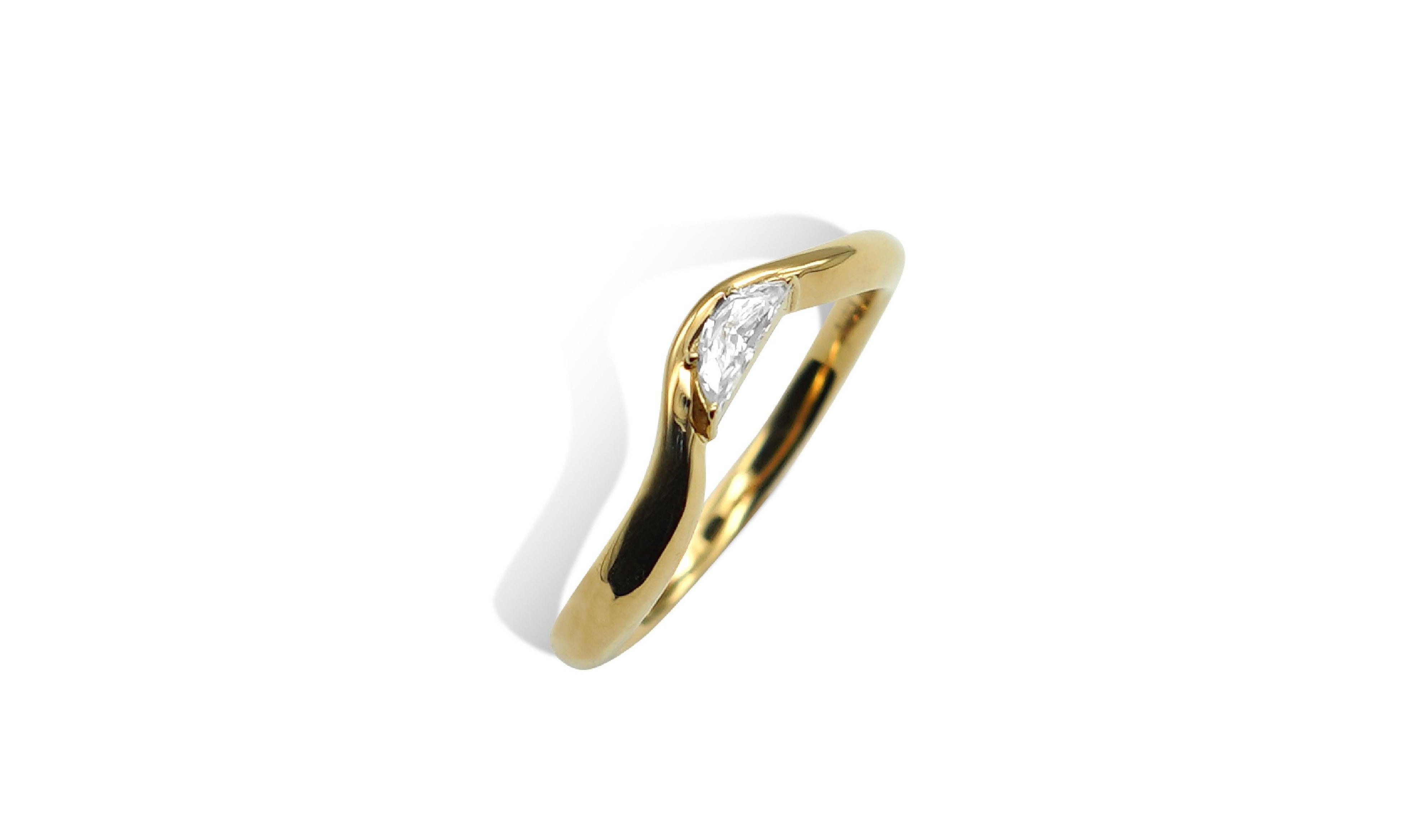Half Moon curva ring.