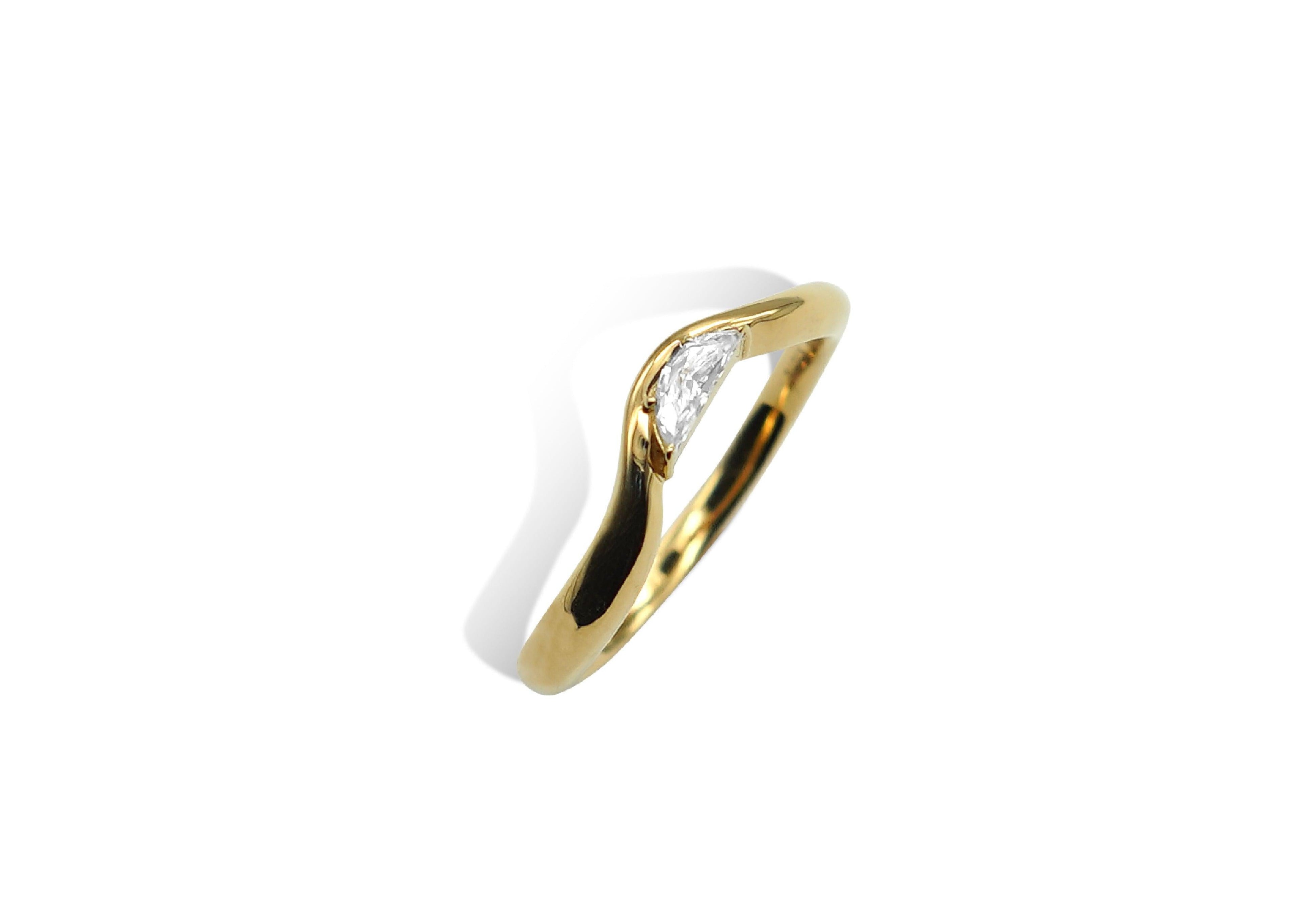 Half Moon curva ring.