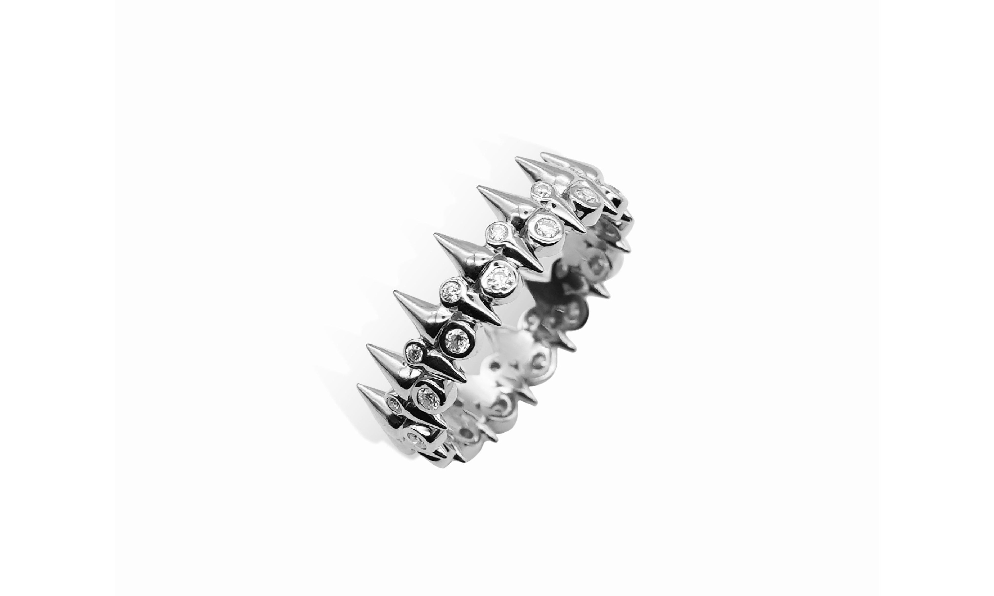 korōnē studs ring.