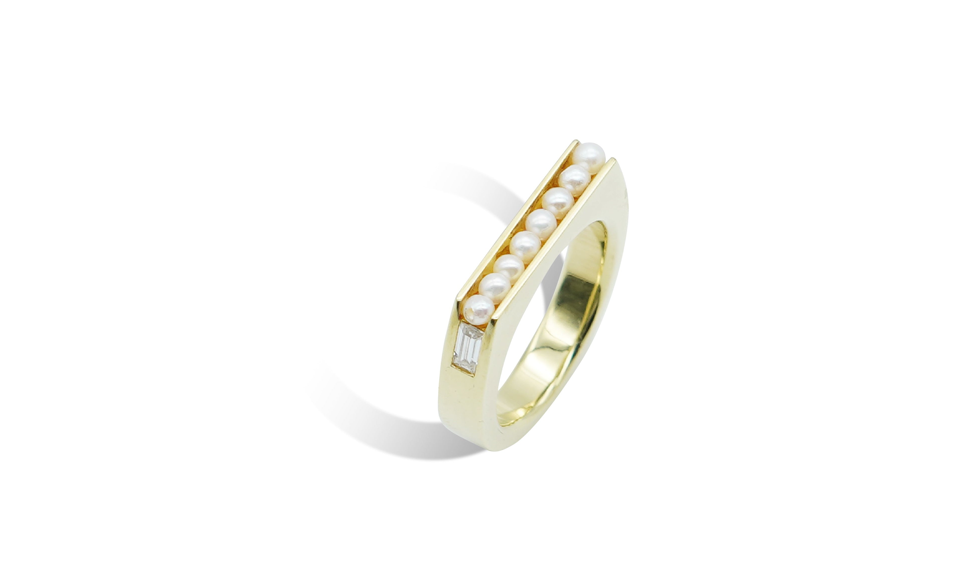 String Pearl Ring.