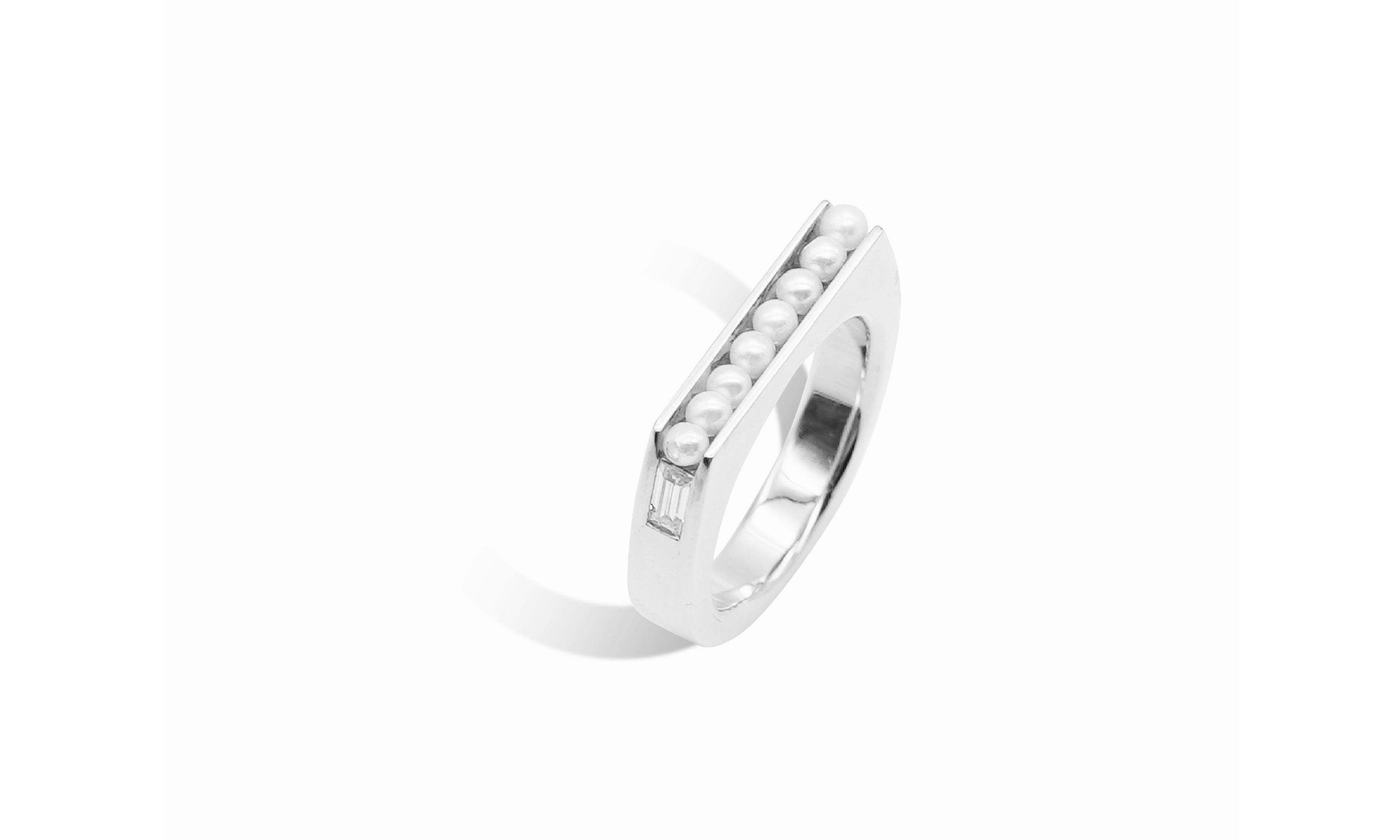 String Pearl Ring.