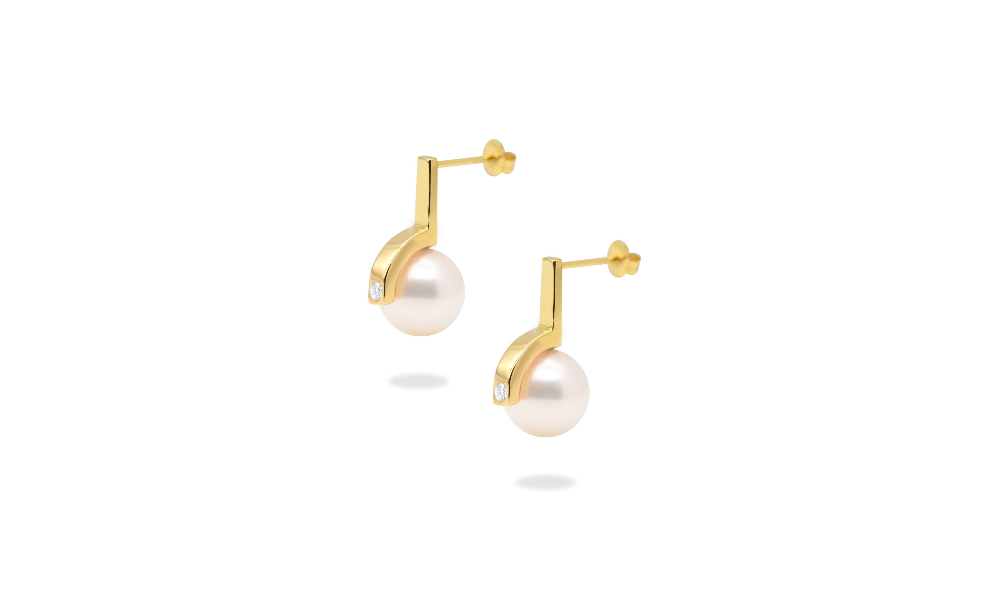 String Akoya Pearl Earring.
