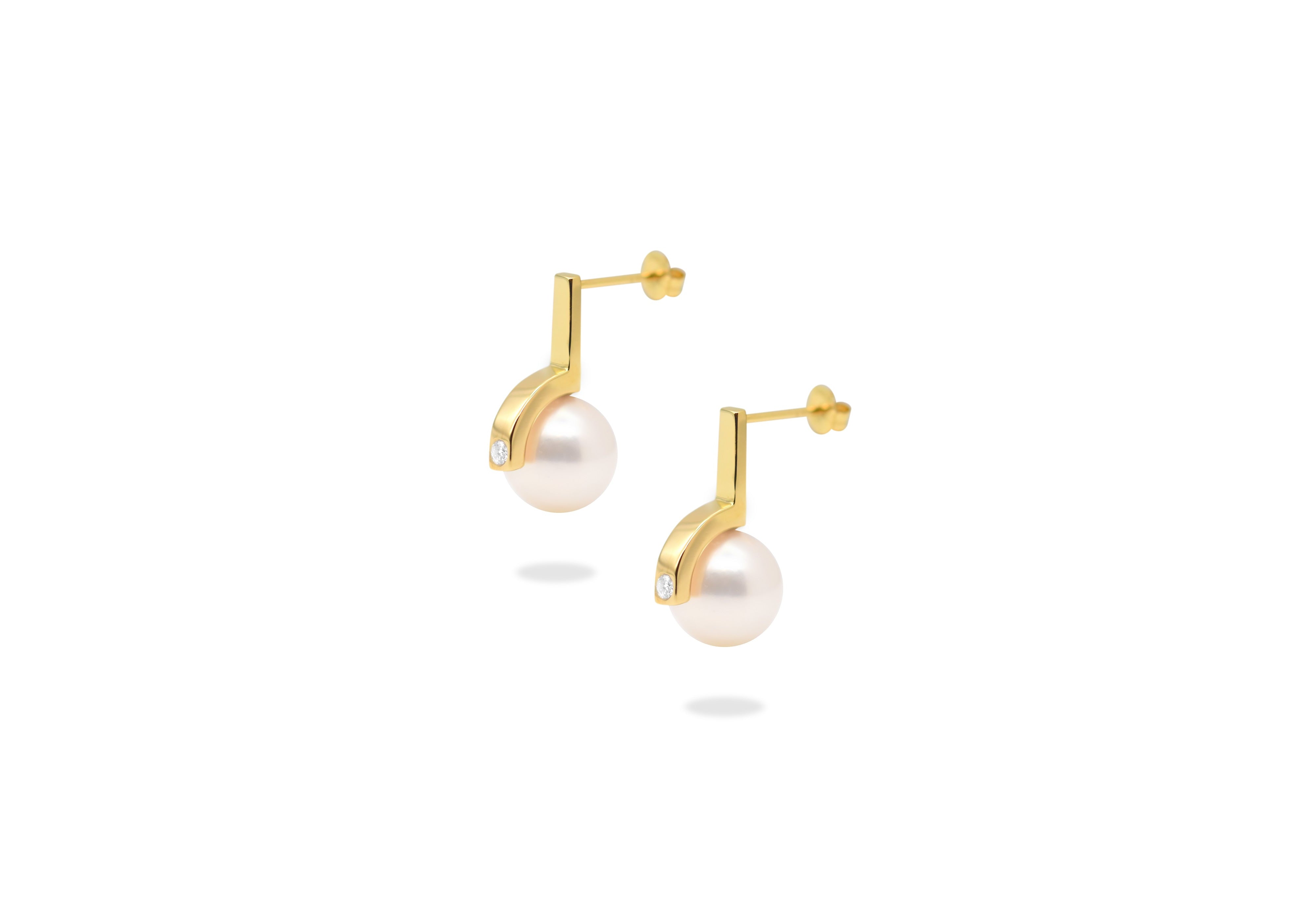 String Akoya Pearl Earring.
