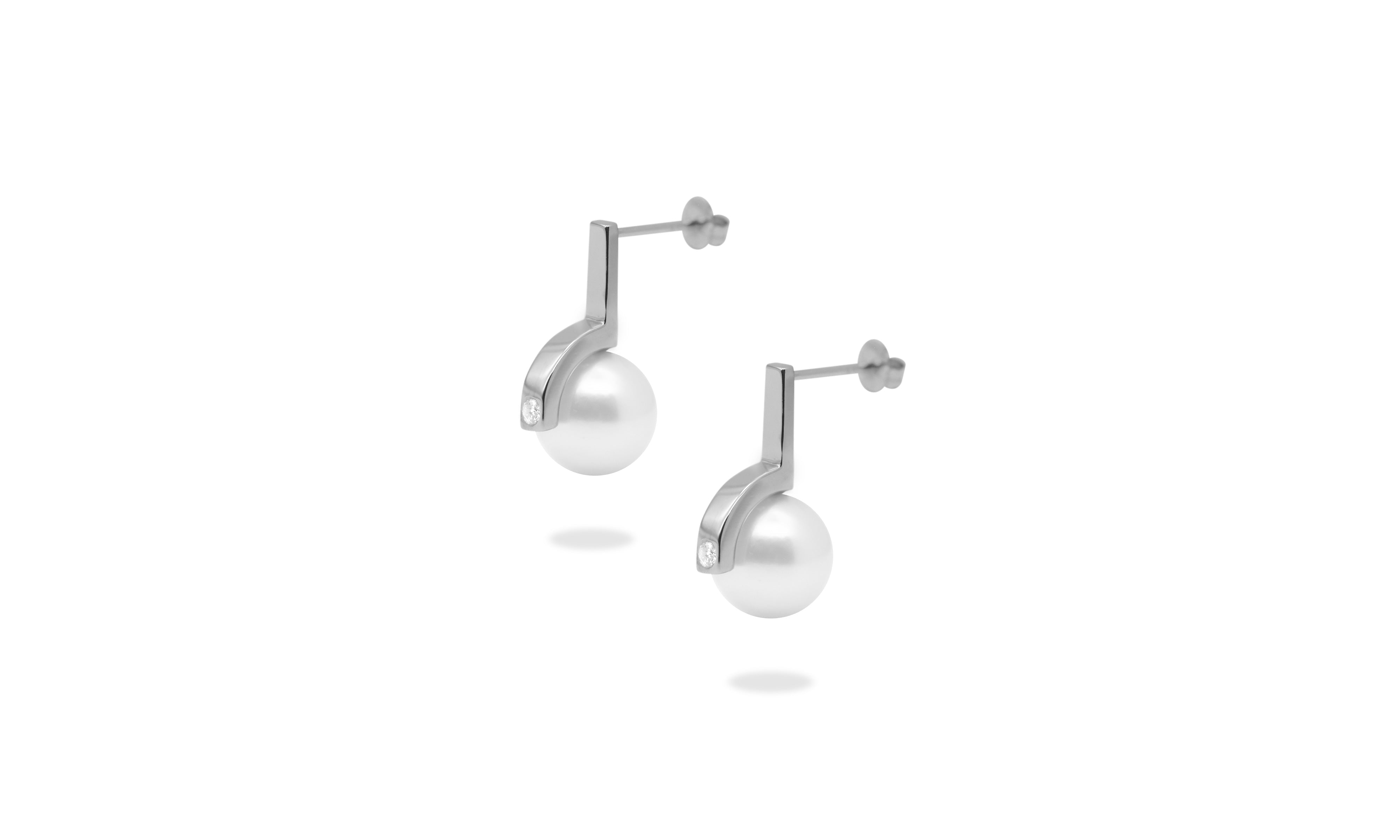 String Akoya Pearl Earring.