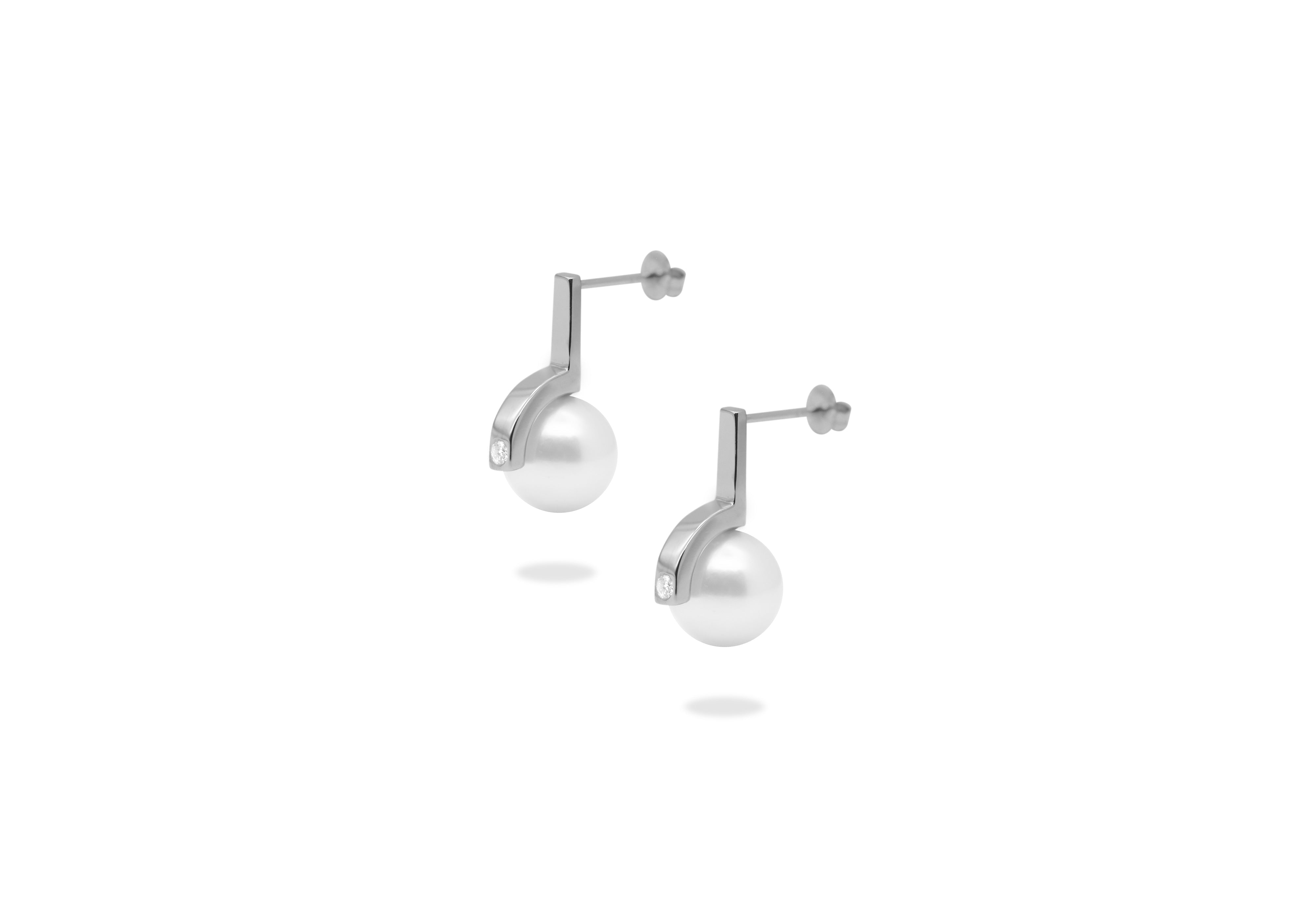 String Akoya Pearl Earring.