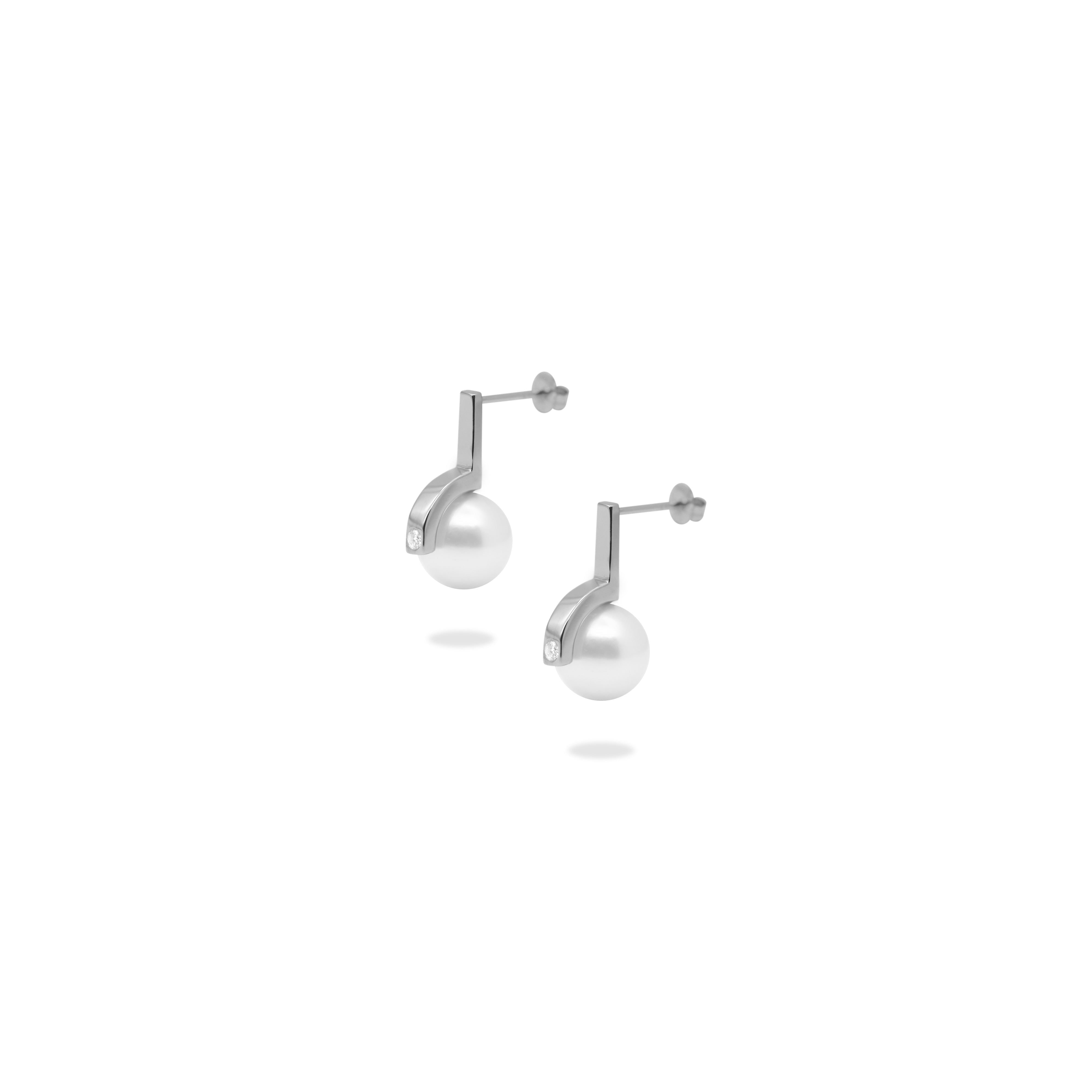 String Akoya Pearl Earring.