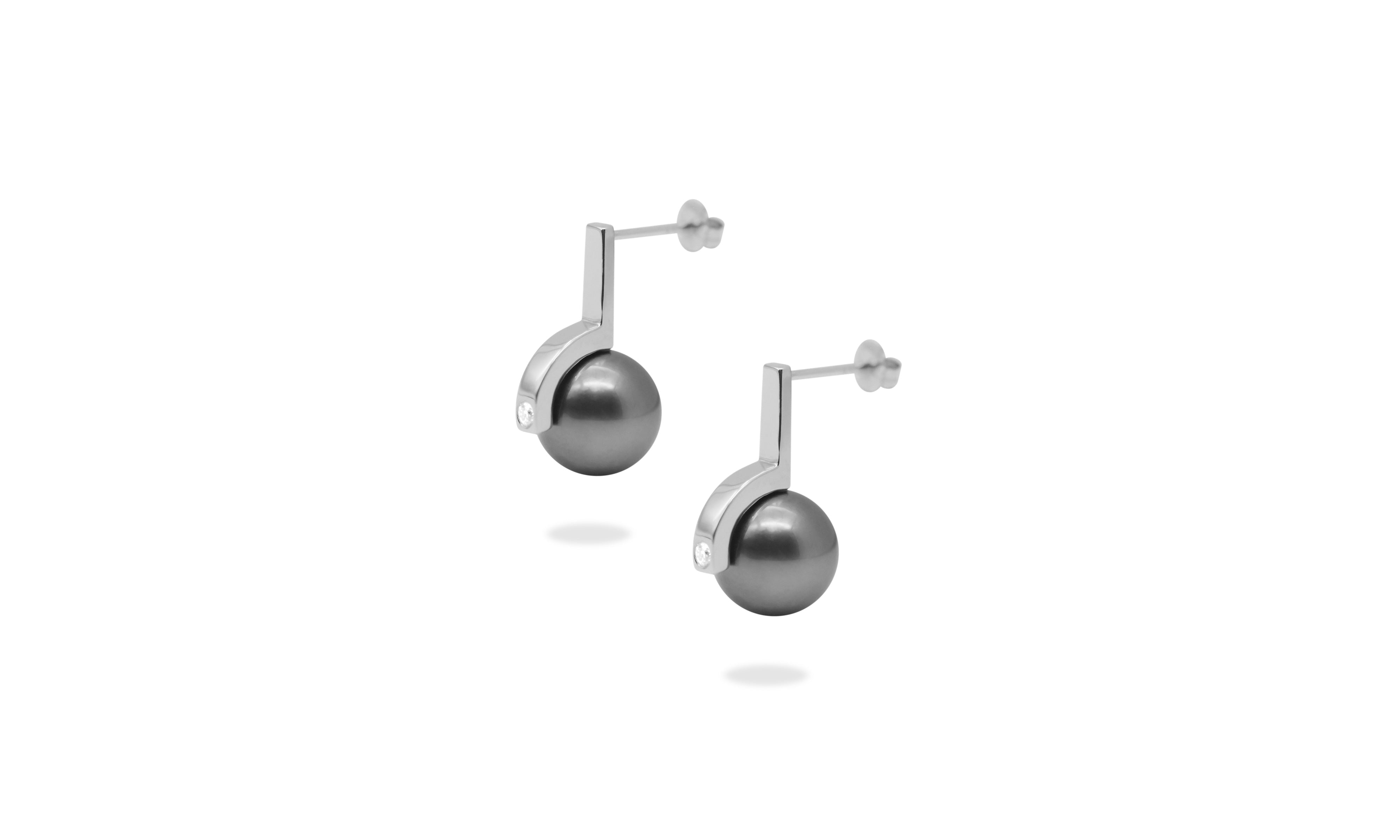 String black-lip Pearl Earring.