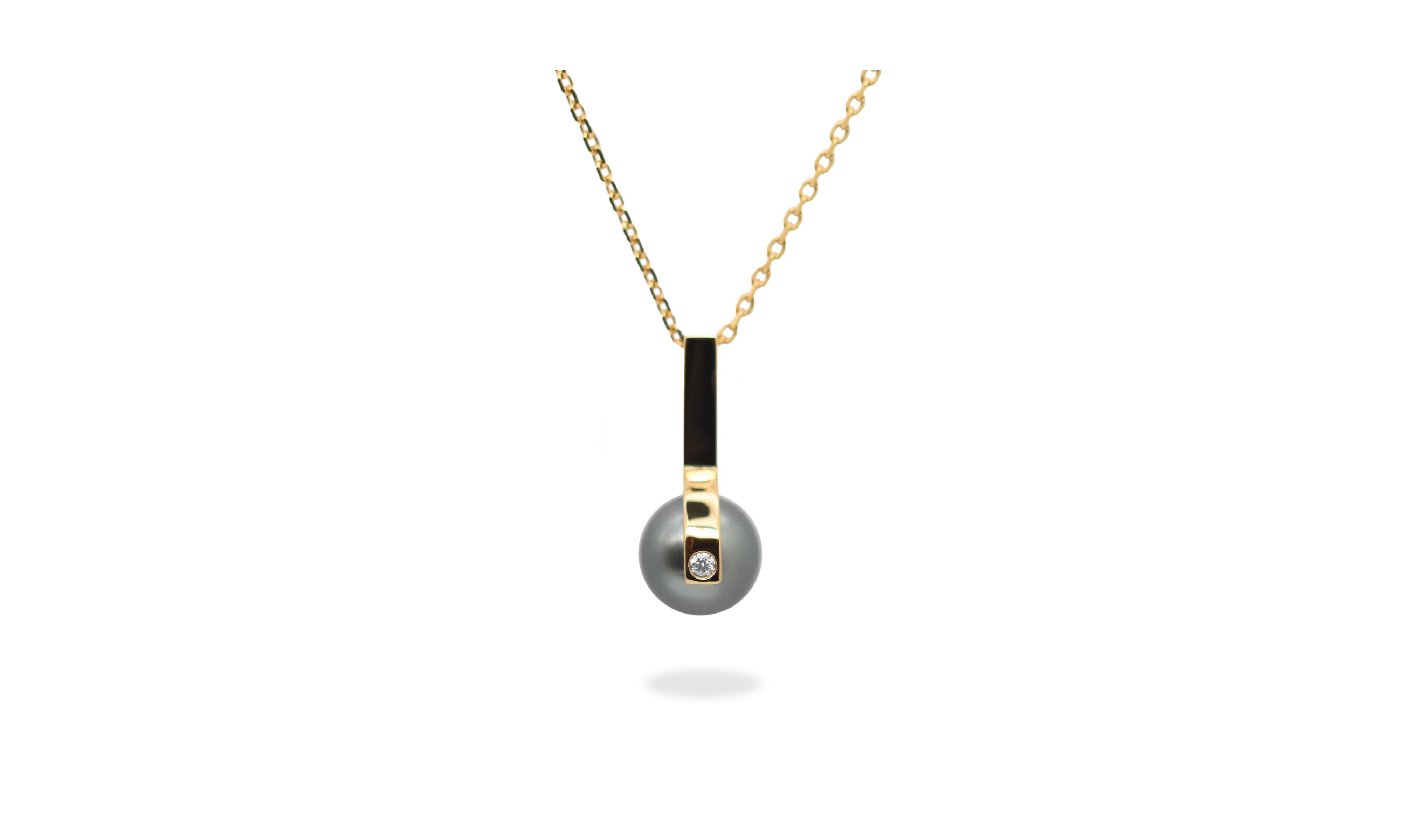 String black-lip Pearl Necklace.