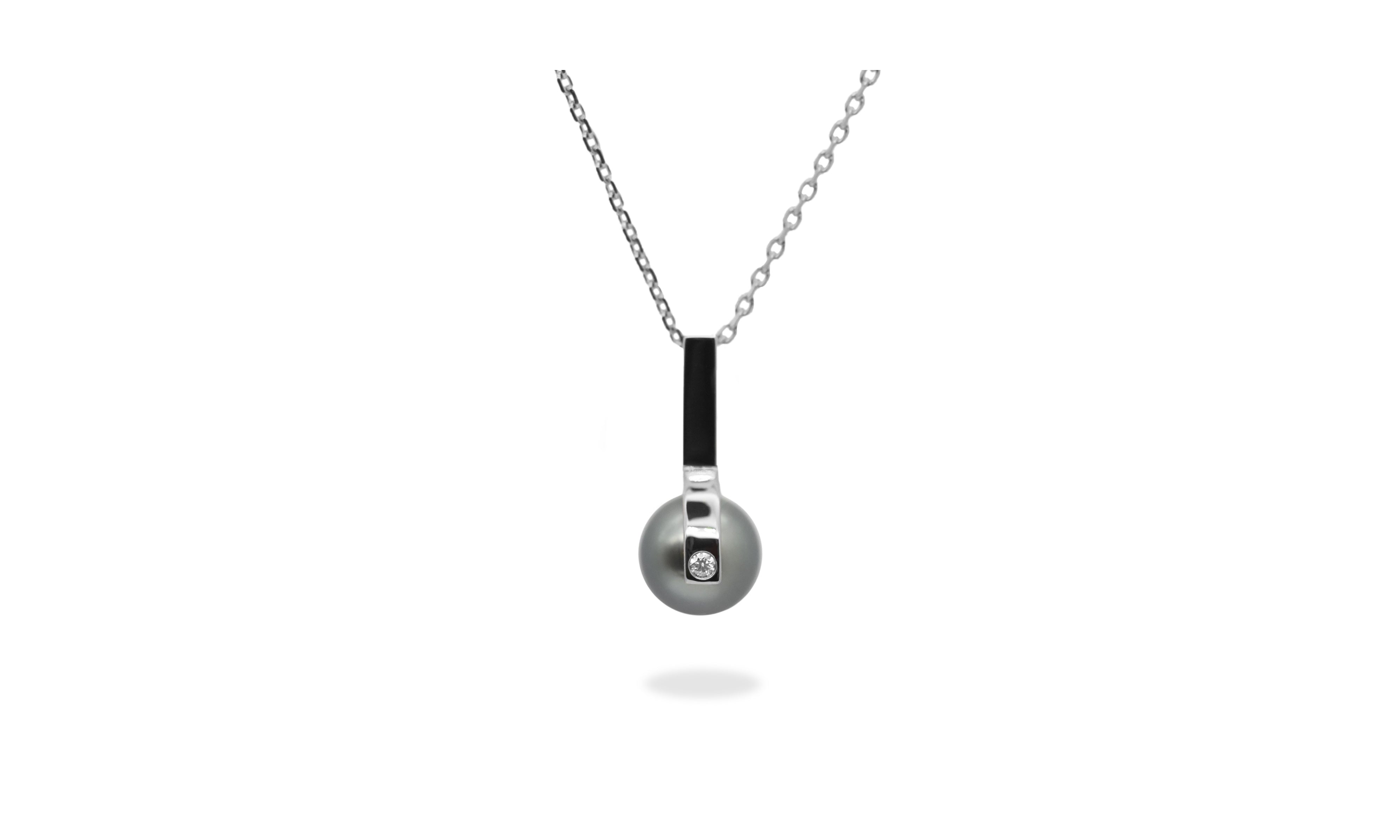 String black-lip Pearl Necklace.