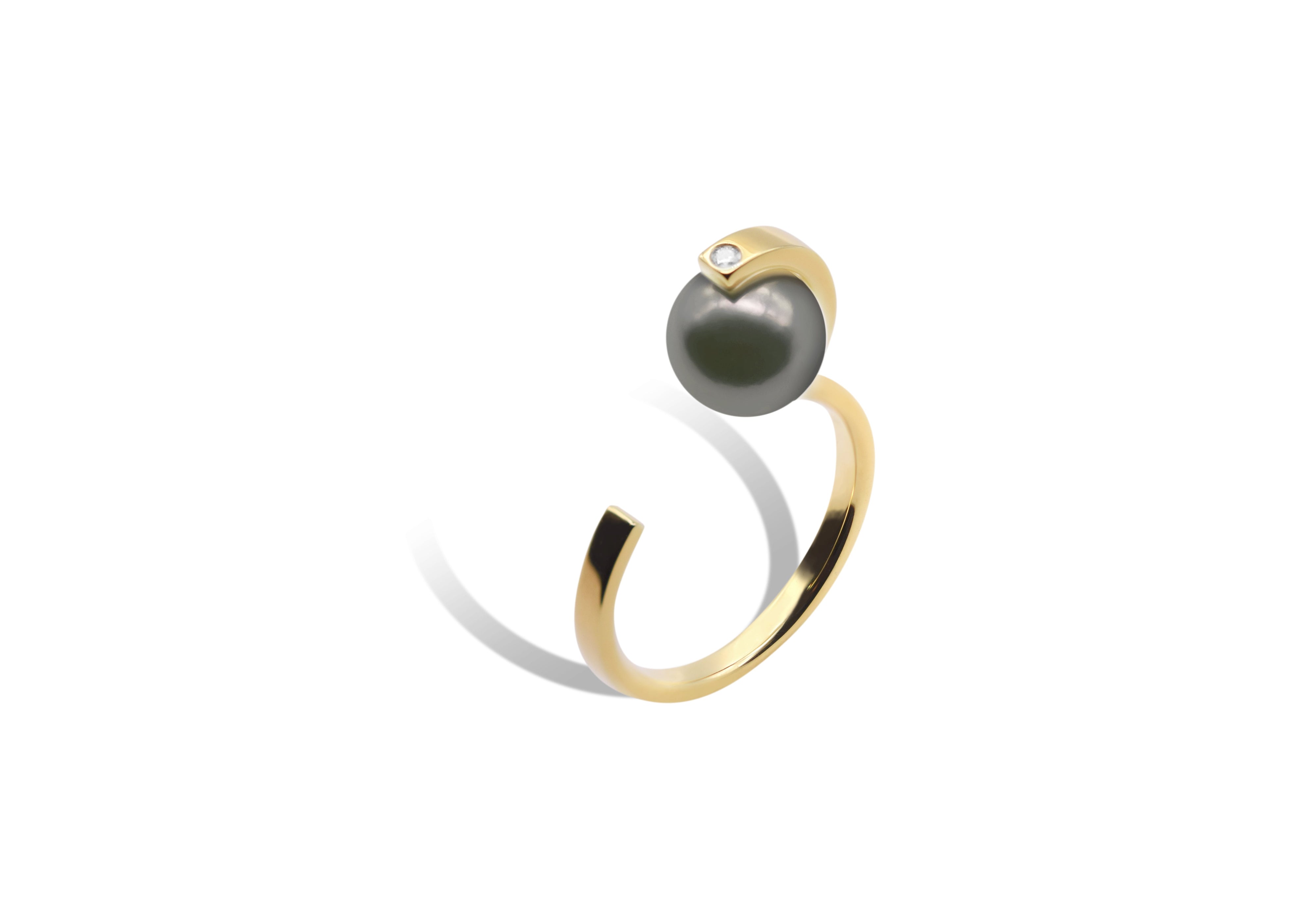 String black-lip Pearl Ring.