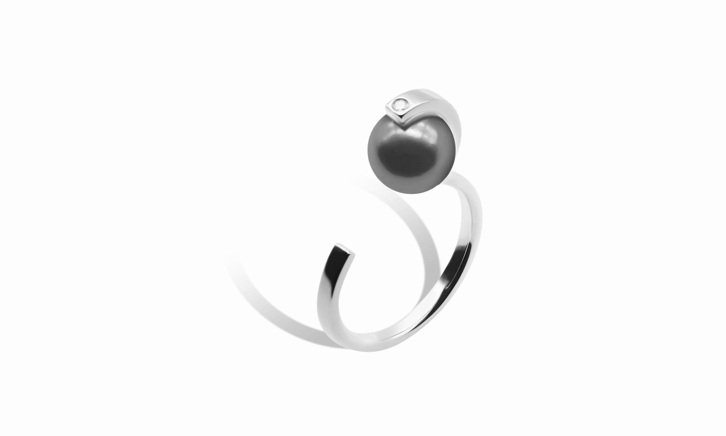 String black-lip Pearl Ring.