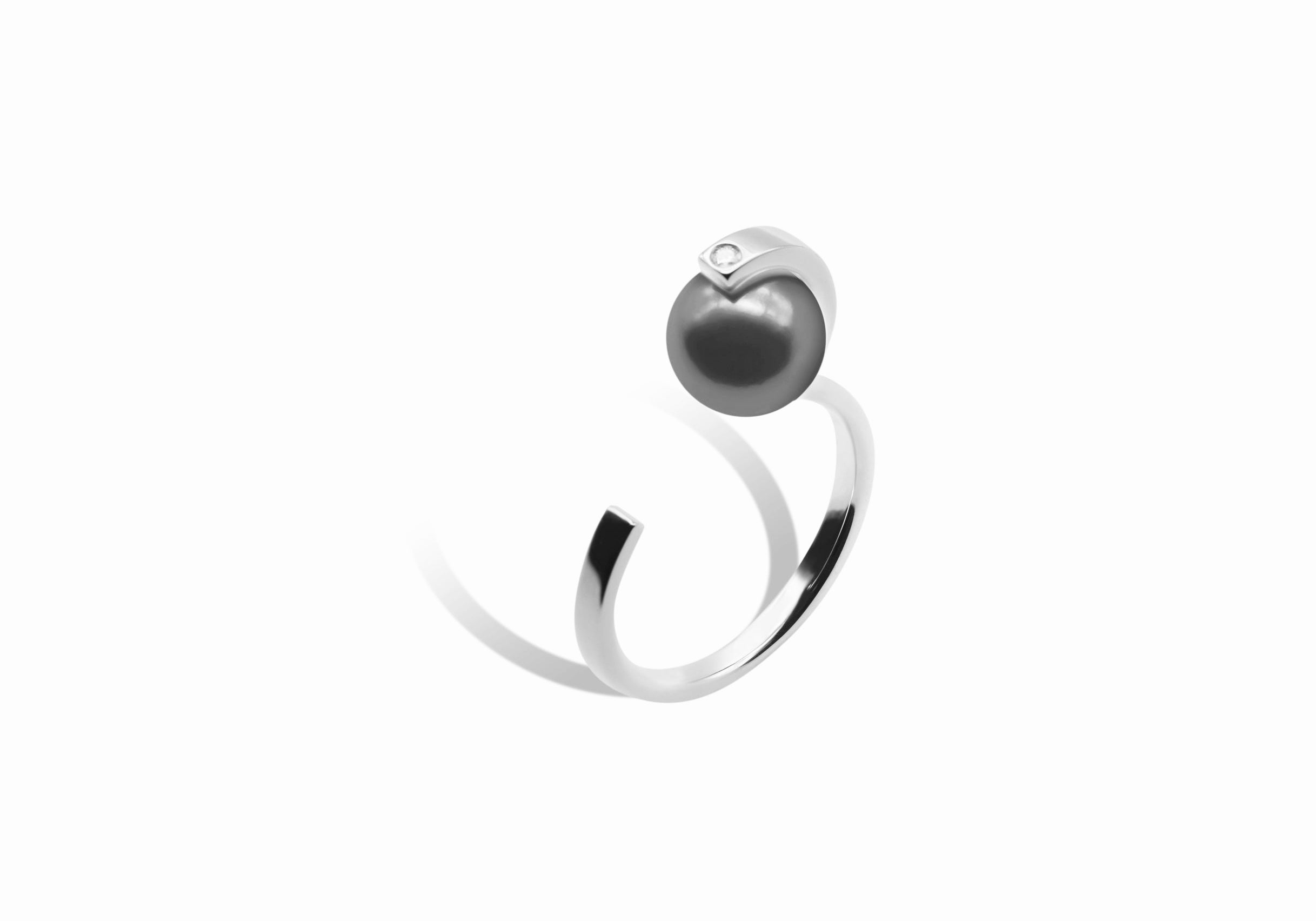 String black-lip Pearl Ring.